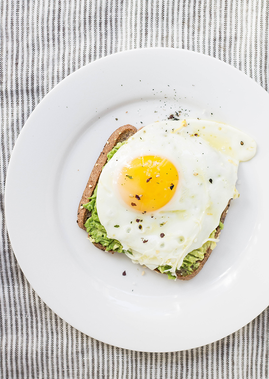 En sandwich med egg og avocado, for å illustrere mat med mye protein.