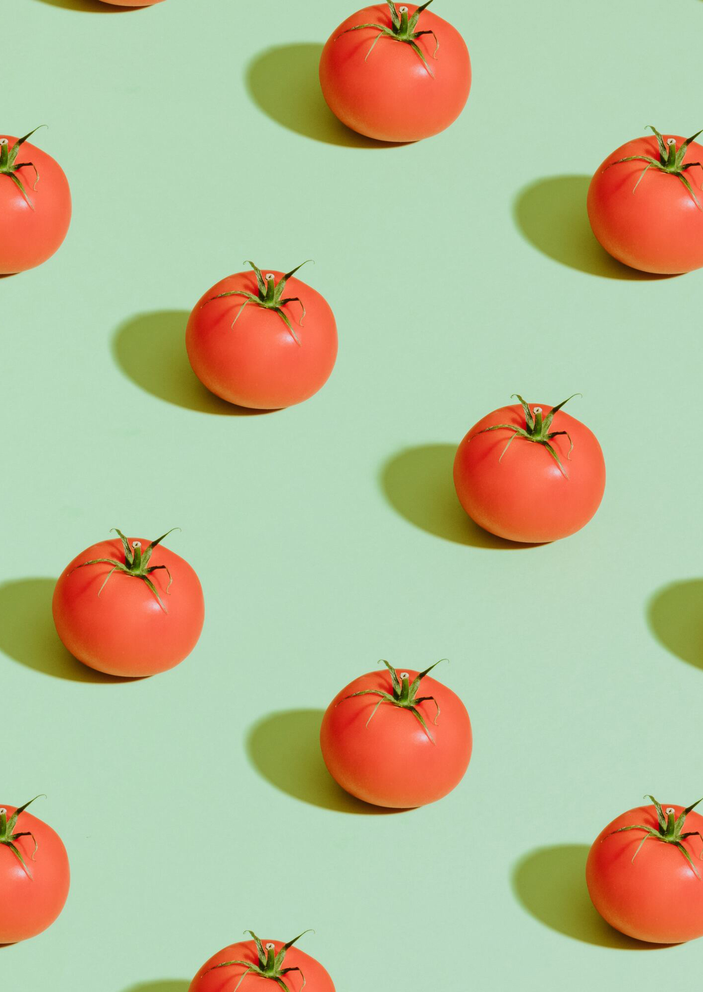 Tomater på grønn bakgrunn, for å illustrere mat med lite kalorier.